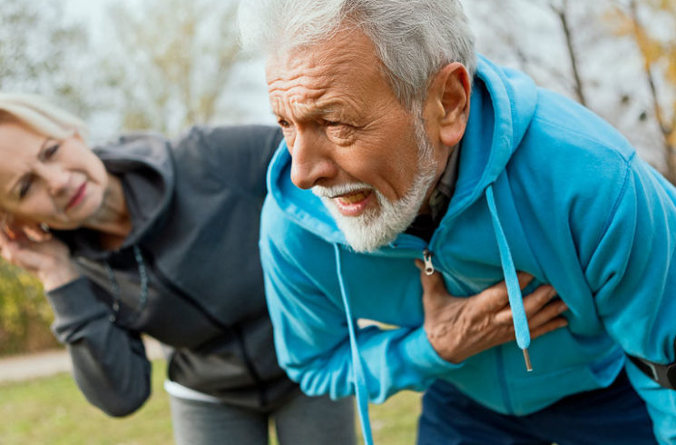 barbat in trening albastru are simptome de infarct miocardic