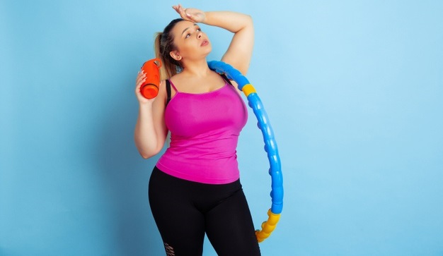 femeie grasa tine dieta de slabire facand sport