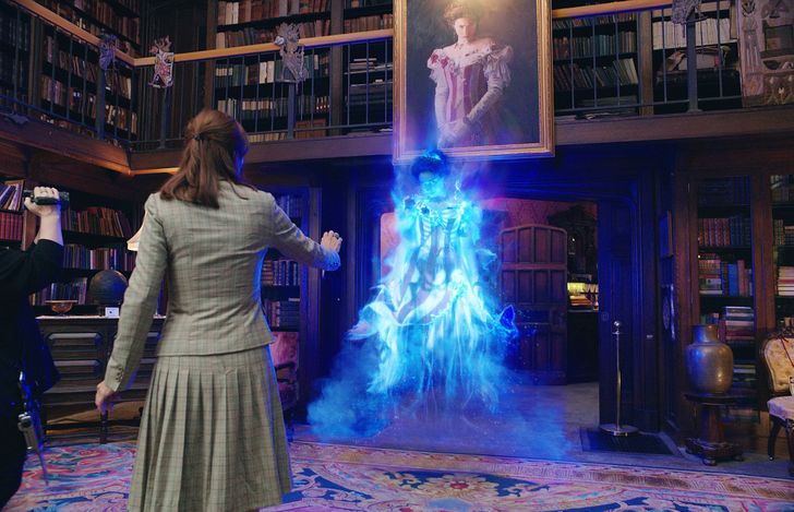 femeie in biblioteca are halucinatii si vede o fantoma albastra